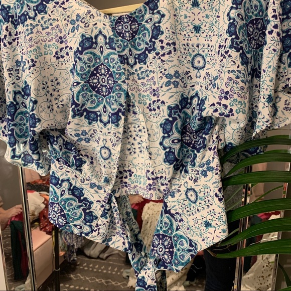 American Rag TIE Back Flutter Sleeve Croptop - Picture 5 of 5